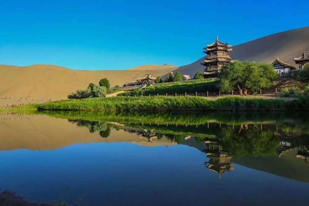 甘肅月牙泉景區(qū)與小泥人合作項目.jpg