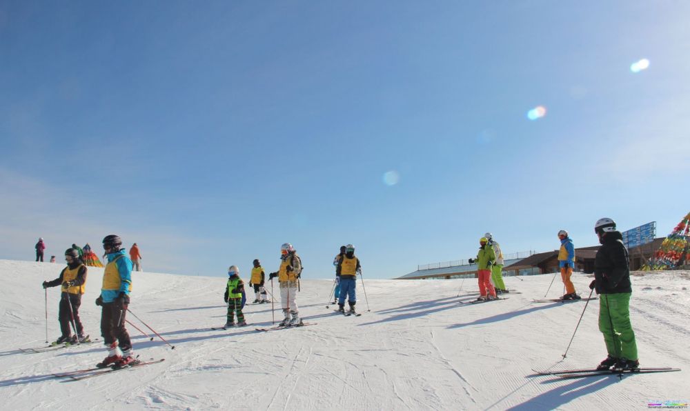 1641895500637584.jpg 濮上園滑雪場與小泥人合作背景.jpg