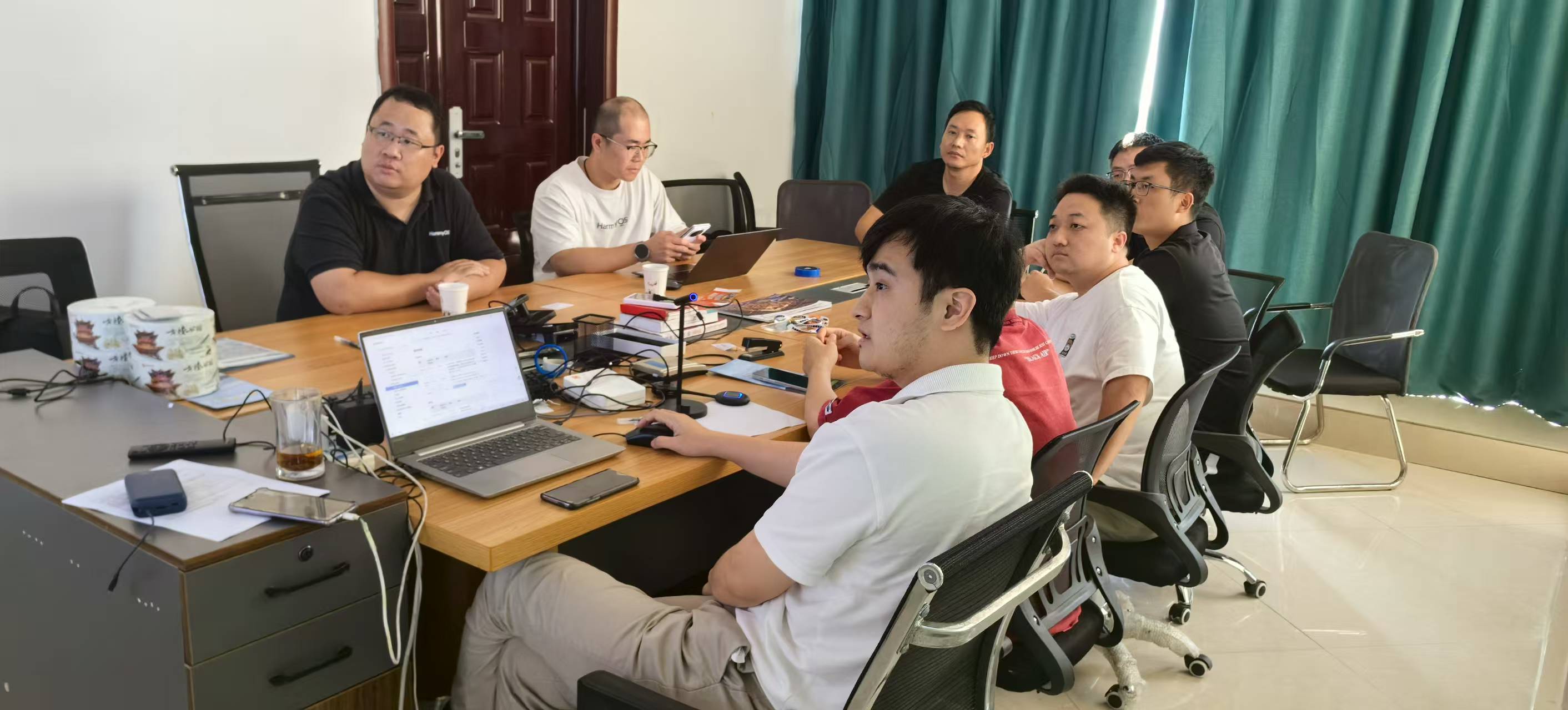 1756375613872625.jpg 鴻蒙技術總監到訪小泥人公司.jpg